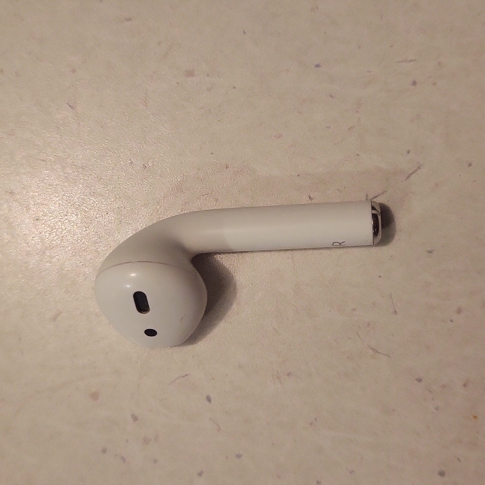 right 2nd generation apple air pod